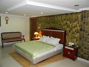Отель Sri Harsha Residency Бангалор Экстерьер фото